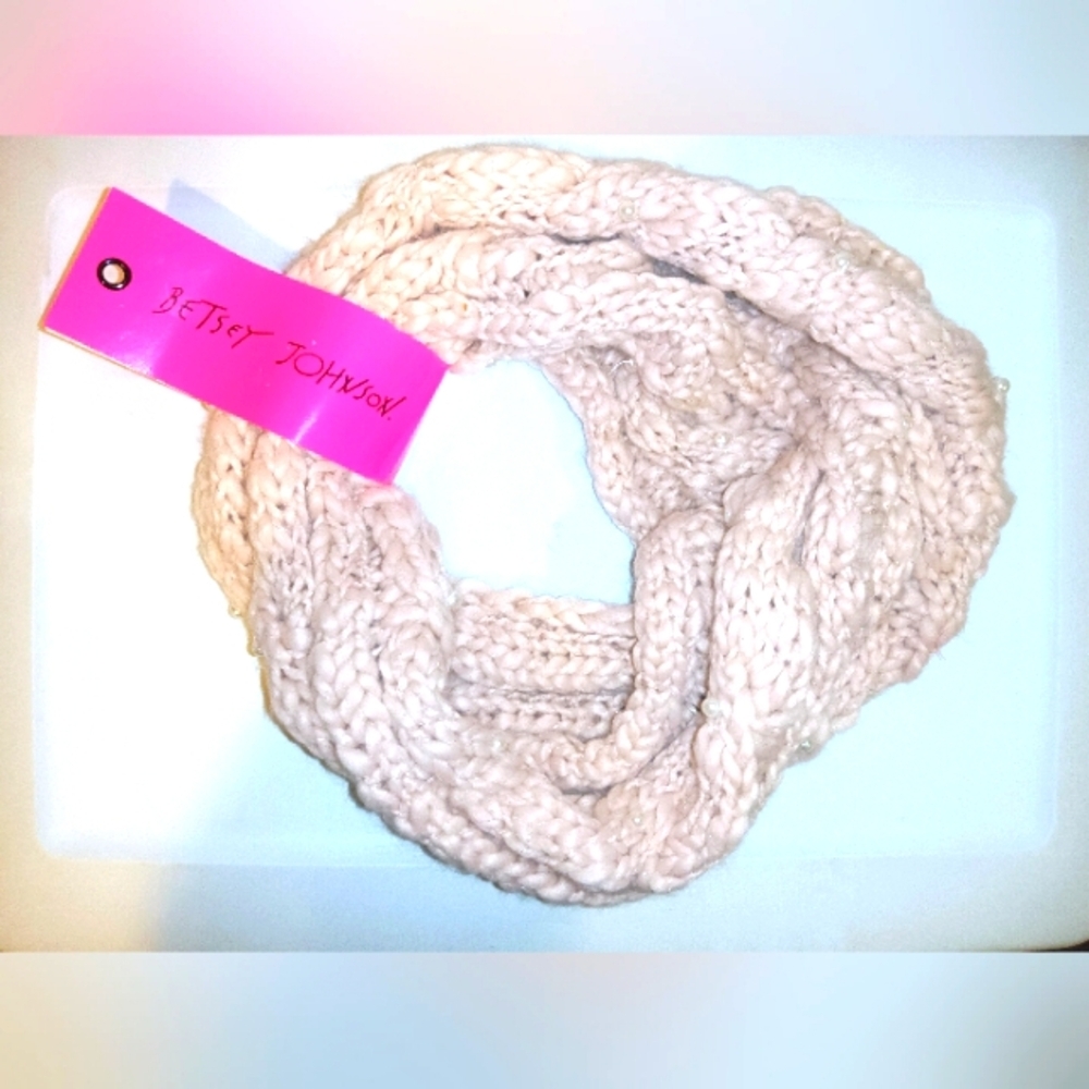 NWT Betsey Johnson Pale Pink Soft Chunky Knit Pearl Infinity Cowl Scarf